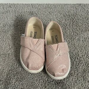 Girls pink toms